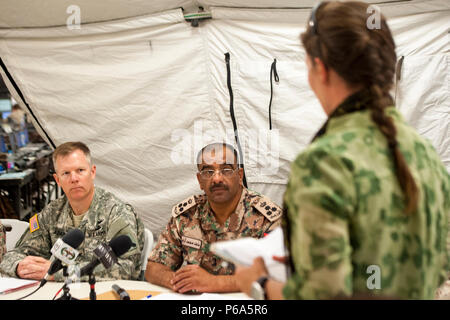 Forces armées jordaniennes Brig. Le Général Majed Azhair, procède à une simulation de conférence de presse pendant 16 Lion avide, le 23 mai, 2016. 16 Lion avide est un exercice fondé sur des scénarios, bilatérales avec le Royaume hachémite de Jordanie, visant à échanger de l'expertise militaire et améliorer l'interopérabilité entre les pays partenaires. (U.S. La Garde nationale de l'armée photo de Brian Calhoun, 108e Détachement des affaires publiques/libérés) Banque D'Images