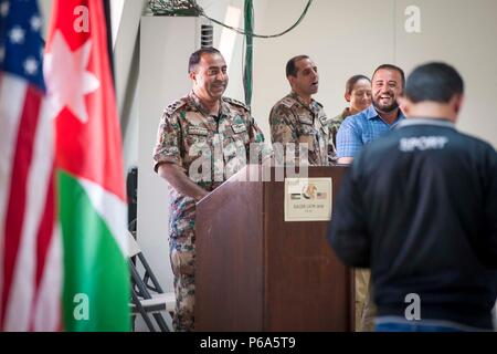 Forces armées jordaniennes Brig. Gen. Amjad Alzuobi fournit des observations préliminaires au cours de la cérémonie de reconnaissance pour les participants désireux de Lion 16. Lion avide est un accord bilatéral, l'exercice fondé sur des scénarios avec le Royaume hachémite de Jordanie, visant à échanger de l'expertise militaire et améliorer l'interopérabilité entre les pays partenaires. (U.S. La Garde nationale de l'armée photo de Brian Calhoun, 108e Détachement des affaires publiques/libérés) Banque D'Images