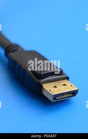DisplayPort mâle 20 broches connecteur plaqué or pour une connexion sans faille sur fond bleu . Banque D'Images