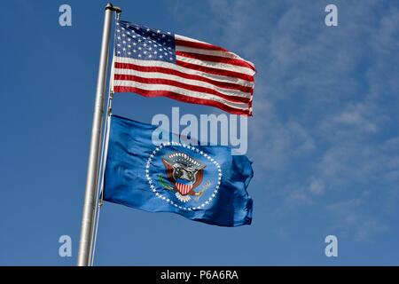 United States national & drapeaux présidentielle américaine, nous, sceau présidentiel sur le drapeau bleu, volant au-dessus de Lyndon B Johnson National Historical Park, TX USA Banque D'Images