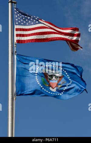 United States national & drapeaux présidentielle américaine, nous, sceau présidentiel sur le drapeau bleu, volant au-dessus de Lyndon B Johnson National Historical Park, TX USA Banque D'Images