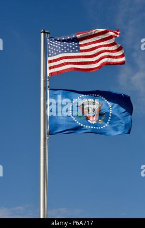 United States national & drapeaux présidentielle américaine, nous, sceau présidentiel sur le drapeau bleu, volant au-dessus de Lyndon B Johnson National Historical Park, TX USA Banque D'Images