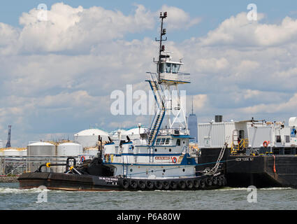 Harley Marine Services Dr. Milton Waner (ex Cameron) vers l'est avec du chaland Chabria Mer. Distance à la Tour de la liberté Banque D'Images