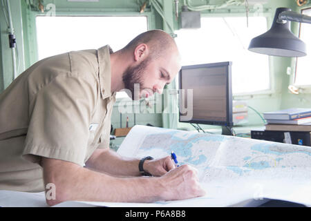 160530-N-KP948-003 détroits danois (30 mai 2016) - Le Lieutenant Benjamin MCINTYRE, commande de transport maritime militaire navigator à bord d'USS Mount Whitney (LCC 20), parcelles d'un cours, le 30 mai 2016. Le Mont Whitney, la sixième flotte américaine navire de commandement et de contrôle, est en passe de participer à BALTOPS 2016, qui revient chaque année un exercice multinational conçu pour accroître la flexibilité et l'interopérabilité. (U.S. Photo par marine Spécialiste de la communication de masse Seaman Alyssa Semaines/libérés) Banque D'Images