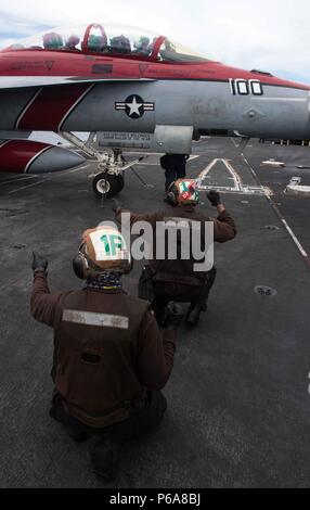 160528-N-GZ947-065 : Mer de Chine du Sud (28 mai 2016) - Airman Andrew Ontiveros, d'El Paso, Texas, observe le capitaine du machiniste Aviation avion aviateur Mate Vert Jordanie inspecter le F/A-18F Super Hornet affectés à la Black Aces of Strike Fighter Squadron (VFA) 41 sur l'USS JOHN C. STENNIS (CVN 74) poste de pilotage au cours des opérations de vol de routine. Fournir un prêt à l'appui de la force de sécurité et de stabilité dans la Indo-Asia-Pacifique, John C. Stennis fonctionne comme partie de la grande flotte verte sur une 7e flotte le déploiement. (U.S. Photo par marine Spécialiste de la communication de masse Ke 3ème classe Banque D'Images