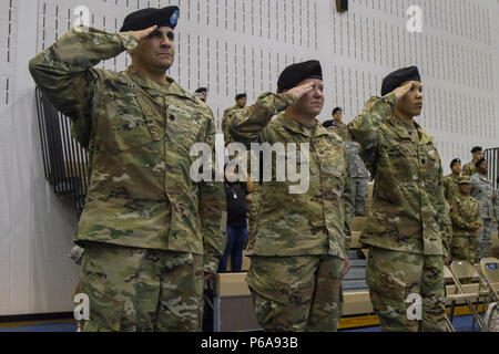 Le lieutenant-colonel Alex Gallegos, commandant sortant pour la 101e Bataillon des troupes spéciales, 101e Airborne Brigade de maintien en puissance, 101st Airborne Division (Air Assault), le Colonel Kimberly J. Daub, commandant de la 101ème Abn. Div. Sust. Bde., et le lieutenant-colonel Wally Vives-Ocasio, nouveau commandant de la 101e des troupes spéciales ne., salut comme les couleurs sont présentés au cours de la cérémonie de passation de commandement à Sabo Sport, Fort Campbell, Ky., 26 mai 2016. Banque D'Images