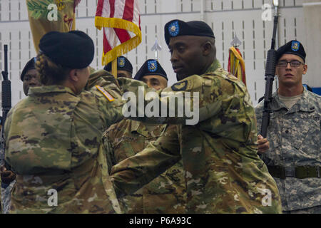 Le lieutenant-colonel Abel E. Young, le commandant sortant pour le 29e Bataillon de soutien, soutien de combat 101e Airborne Brigade de maintien en puissance, 101st Airborne Division (Air Assault), passe par les couleurs du bataillon au colonel Kimberly J. Daub, commandant de la 101ème Abn. Div. Sust. Bde., au cours de la cérémonie de passation de commandement à Sabo Sport, Fort Campbell, Ky., 26 mai 2016. Banque D'Images