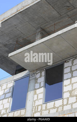 Fragment d'une structure d'un bâtiment de plusieurs étages faits de grandes briques de béton . Banque D'Images