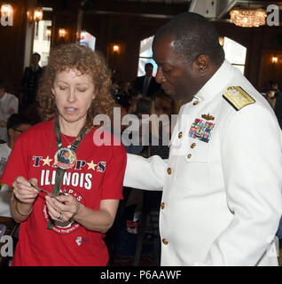 160528-N-IK959-071 CHICAGO (28 mai 2016) Arrière Adm. Stephen C. Evans, commandant des forces navales du commandement de l'instruction (NSTC), entretiens avec Nancy Ebbers, la mère de l'ARMÉE AMÉRICAINE Pvt. James Henry Ebbers, d'Oak Lawn, Illinois, au cours d'une étoile d'or Family Avec petit-déjeuner dans la chambre de noyer du grand magasin Macy's avant le Memorial Day Parade Chicago ici, le 28 mai. Ebbers est mort au cours de l'opération Enduring Freedom en 2002. Evans a rejoint le maire de Chicago Rahm Emanuel, représentants gouvernementaux et militaires d'un drapeau et d'officiers supérieurs pour commémorer la journée et n'oubliez pas les membres de service qui a donné l'ultime sa Banque D'Images