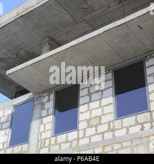 Fragment d'une structure d'un bâtiment de plusieurs étages faits de grandes briques de béton . Banque D'Images