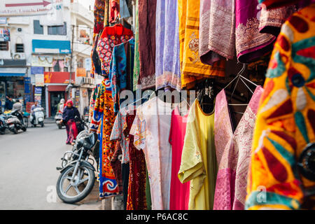 Magasin de vêtements de style indien à Udaipur, Inde Banque D'Images