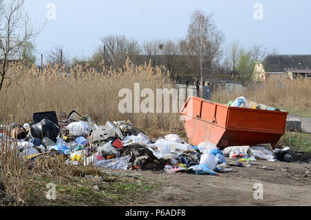 La poubelle est emballé avec des ordures et des déchets. Suppression intempestive d'ordures dans des zones peuplées . Banque D'Images