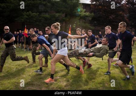 Poolees sous-station de recrutement de Dover, dans le New Hampshire, exécutez un brancardier transporter race avec le Sgt. Paul Decoste, le personnel sous-officier responsable de Douvres, au cours RSS de recrutement du All-Hands Portsmouth Fonction Piscine à Fort Devens, Mass., le 21 mai 2016. La fonction est une évolution de deux jours qui sert de mise à jour de progrès pour la station, en poolees dans leur préparation pour la formation des recrues. Banque D'Images