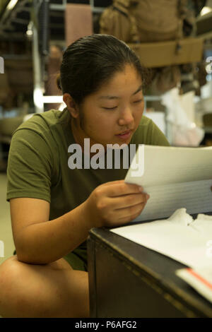 Ecr. Esther B. Kwon, peloton 4026, Oscar Société, 4e Bataillon d'instruction des recrues, lit une lettre pendant son temps libre 25 mai 2016, sur l'Île Parris, L.C. (Chaque jour, les recrues reçoivent une heure de temps libre, qui est limitée à l'intérieur de la caserne, pour lire et écrire des lettres, vous pourrez vous détendre et préparer le matériel pour le lendemain. Kwon, 18 ans, de Los Angeles, est prévue pour le 5 août, 2016 études supérieures. Parris Island est le lieu d'entraînement des recrues du Corps des marines depuis le 1 novembre 1915. Aujourd'hui, environ 19 000 recrues proviennent à Parris Island annuellement pour la chance de devenir United States Marines par endurin Banque D'Images