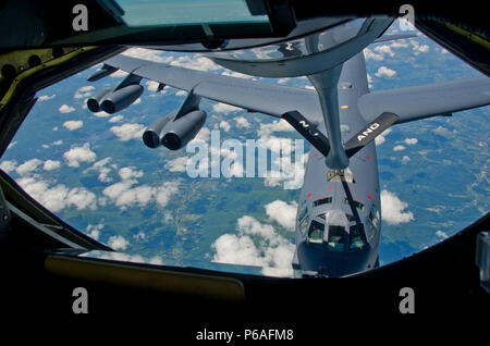 Une 108e Escadre Stratotanker KC-135 avec le New Jersey Air National Guard, affecté à une base commune McGuire Dix-Lakehurst, N.J., ravitaille un B-52H Stratofortress affecté à la 343e Escadron à la bombe le 24 mai 2016. Le B-52H, ce qui est stationné à la base aérienne de Barksdale, en Louisiane, est une longue distance, bombardier lourd qui peut effectuer diverses missions. Le bombardier est capable de voler à des vitesses subsoniques et peut transporter des munitions à guidage de précision ou avec précision dans le monde conventionnel la capacité de navigation. Le KC-135R Stratotanker fournit la capacité de ravitaillement en vol de base et améliore l'air Banque D'Images