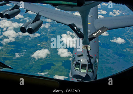 Une 108e Escadre Stratotanker KC-135 avec le New Jersey Air National Guard, attribué à Joint Base McGuire-Dix-Lakehurst, N.J., ravitaille un B-52H Stratofortress affecté à la 343e Escadron à la bombe le 24 mai 2016. Le B-52H, ce qui est stationné à la base aérienne de Barksdale, en Louisiane, est une longue distance, bombardier lourd qui peut effectuer diverses missions. Le bombardier est capable de voler à des vitesses subsoniques et peut transporter des munitions à guidage de précision ou avec précision dans le monde conventionnel la capacité de navigation. Le KC-135R Stratotanker fournit la capacité de ravitaillement en vol de base et améliore l'air Banque D'Images