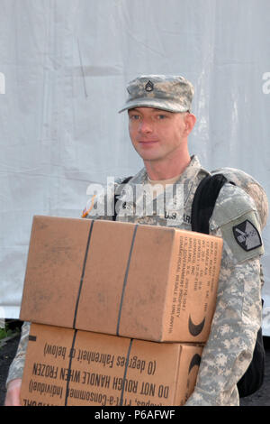 Le sergent de l'armée américaine. Aaron Jones, 5e bataillon du 113e Régiment d'artillerie (High Mobility Artillery Rocket System), la Garde nationale de Caroline du Nord, réalise des boîtes de repas pendant les opérations de préparation du convoi au port de Szczecin, en Pologne, dans le cadre de l'exercice Anakonda 16 Juin 1, 2016. Une16 est un exercice national polonais qui vise à former, de l'exercice, et d'intégrer la commande nationale polonaise et la structure des forces alliées, dans un environnement multinational, conjoint. (U.S. La Garde nationale de l'armée photo par le Sgt. 1re classe Robert Jordan, North Carolina National Guard) Parution/Affaires publiques Banque D'Images