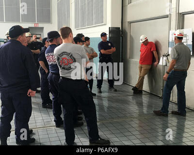 U.S. Army Corps of Engineers du District de Nashville employés, Ashland City Fire Department pompiers, service des incendies du comté de Dickson et les pompiers en savoir plus sur l'aménagement de la centrale électrique du barrage de Cheatham au cours d'un exercice d'entraînement au sauvetage en espace confiné à l'installation dans la région de Charlotte, au Tennessee, le 24 mai 2016. (Photo par USACE Josh Lowery) Banque D'Images