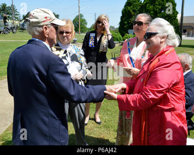 Mme Claire Long, droit, un état de la société Regent Kentucky Filles de la Révolution américaine présente un certificat de l'Armée américaine à la retraite, le général Weldon Honeycutt un ancien combattant de la 3e Bataillon, 187e Régiment d'infanterie et la bataille d'Hamburger Hill, au cours d'une cérémonie du souvenir de la bataille de Fort Campbell, Ky. le 19 mai 2016. C'était le 47e anniversaire de la bataille qui a eu lieu du 10 au 20, 1969, lors de la guerre du Vietnam. La société Kentucky Filles de la révolution américaine se félicite de l'accueil des anciens combattants de la 3e bataillon et présenté avec un certific Banque D'Images