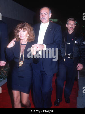 CENTURY CITY, CA - 11 décembre : (L-R) Micheline Roquebrune et mari acteur Sean Connery assister à 'Le prince des marées" Création le 11 décembre 1991 à l'hôtel Century Plaza Cineplex Odeon Cinemas à Century City, Californie. Photo de Barry King/Alamy Stock Photo Banque D'Images