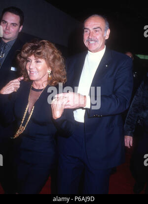 CENTURY CITY, CA - 11 décembre : (L-R) Micheline Roquebrune et mari acteur Sean Connery assister à 'Le prince des marées" Création le 11 décembre 1991 à l'hôtel Century Plaza Cineplex Odeon Cinemas à Century City, Californie. Photo de Barry King/Alamy Stock Photo Banque D'Images