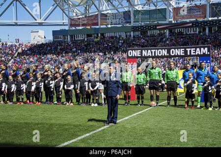 Le sergent-chef. Shana Wallace, du 512th Airlift Wing, chante l'hymne national devant une foule de 20 000 spectateurs au stade, l'énergie Talen Chester, Pennsylvanie, le 10 avril 2016, avant l'US Women's Soccer Team joué Columbia's national soccer team. La compétition amicale était le deuxième en un mois entre les deux équipes et l'équipe des Etats-Unis a remporté les deux matchs 7-0 et 3-0. (U.S. Air Force Photo/ Tech. Le Sgt. Crossland Mercedes) Banque D'Images