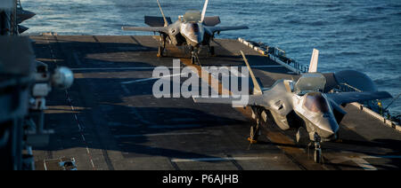 161118-M-MS007-001 OCÉAN PACIFIQUE (nov. 18, 2016) Deux F-35B Lightning II's s'asseoir sur le pont d'envol du USS America (LHA 6) pour la preuve de concept de transporteur de la foudre.Démonstration avec plus de 22 500 heures de vol enregistrées le F-35B est le plus polyvalent des aéronefs dans le ciel aujourd'hui. (U.S. Marine Corps Photo par le Cpl. Thor Larson/libérés) Banque D'Images