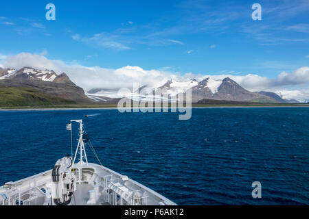 Expedition cruise ship Le Lyrial s'approche de la colonie de pingouins roi bondé à la plaine de Salisbury, South Georgia Island Banque D'Images