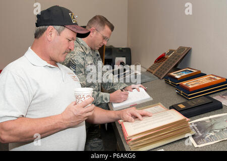 Le 1er avril 2016, les anciens membres ont assisté à la réunion des Red Devil à la base aérienne de Little Rock, Arkansas, examinant l'histoire de l'escadron, y compris la reconnaissance exceptionnelle de l'escadron de transport aérien tactique de l'année 1986. L'image d'archives documente une réunion d'anciens combattants liée aux opérations du C-130 Hercules. Banque D'Images