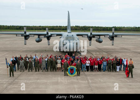 Le 1er avril 2016, les membres actuels et anciens se rassemblent à la base aérienne de Little Rock, Arkansas, pour la réunion des Red Devil afin de commémorer le service de l'escadron. L'image d'archive montre une photographie de groupe liée à la réserve de la Force aérienne et aux opérations de transport aérien en service actif. Banque D'Images