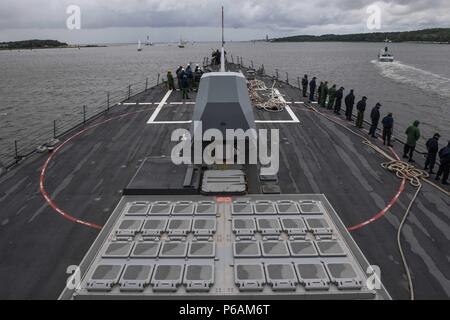 180621-N-FP878-043 Kiel, Allemagne (21 juin 2018) La classe Arleigh Burke destroyer lance-missiles USS Bainbridge (DDG 96) quitte Kiel, Allemagne, suite à un service au port, le 21 juin, 2018. Bainbridge, homeported à Naval Station Norfolk, mène des opérations navales dans la sixième flotte américaine zone d'opérations à l'appui de la sécurité nationale des États-Unis en Europe et en Afrique. (U.S. Photo par marine Spécialiste de la communication de masse 1re classe Theron J. Godbold/libérés) Banque D'Images