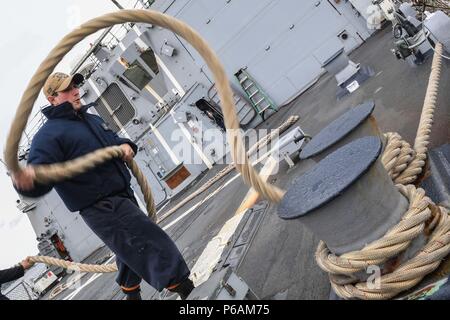 180621-N-FP878-010 Kiel, Allemagne (21 juin 2018) 3ème classe Technicien en électronique Matthieu Baughman gère les ligne que la classe Arleigh Burke destroyer lance-missiles USS Bainbridge (DDG 96) quitte Kiel, Allemagne, suite à un service au port, le 21 juin, 2018. Bainbridge, homeported à Naval Station Norfolk, mène des opérations navales dans la sixième flotte américaine zone d'opérations à l'appui de la sécurité nationale des États-Unis en Europe et en Afrique. (U.S. Photo par marine Spécialiste de la communication de masse 1re classe Theron J. Godbold/libérés) Banque D'Images