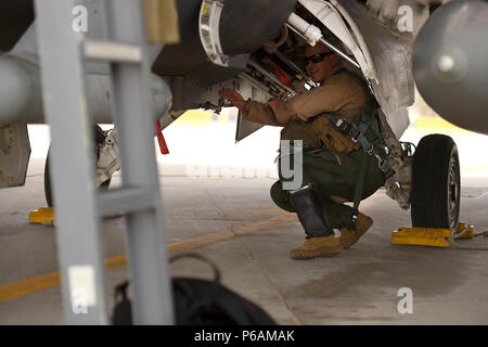 Le colonel Scott Gibson, commandant du groupe expéditionnaire de la 407e, effectue des vérifications avant vol sur un F-16 Fighting Falcon, le 23 juin 2018, dans un endroit inconnu en Asie du Sud-Ouest. Le vol était la première Gibson comme le 407e AEG commandant. (U.S. Photo de l'Armée de l'air par le sergent. Dana J. câble) Banque D'Images