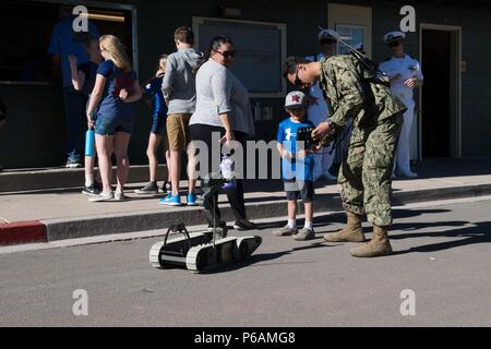 CARSON City, Nevada (21 juin 2018) Marine Diver 2e classe Keoni Chiles, attribué à au sud-ouest du centre régional d'entretien de l'équipe de plongée Alpha, montre comment l'exploitation d'une masse de petits véhicules iRobot 310 véhicule à un district du Nevada 1 Little League Tournament le domaine du gouverneur à l'appui de Reno/Carson City La Semaine de la Marine. Le Bureau de la marine de l'approche communautaire utilise le programme de la Semaine de la Marine d'apporter de l'équipement, marins et affiche à environ 15 villes américaines chaque année pour une semaine de calendrier des missions de sensibilisation. (U.S. Photo par marine Spécialiste de la communication de masse 3 Classe Abigayle Lutz/ Banque D'Images