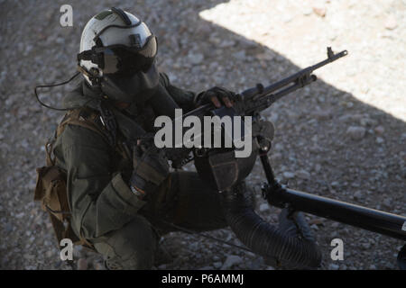 Le Cpl. Chase Clark, un chef d'équipe à rotors basculants avec Marine Escadron 764 à rotors basculants moyen, Marine Aircraft Group 41, 4e l'aile Marine, assure une zone d'atterrissage est sécurisée avant qu'une agression de l'air au cours de l'exercice de formation intégrée, 4-18 au Marine Corps Air Ground Combat Center Twentynine Palms, Californie, le 23 juin 2018. Le VMM-764, connu sous le nom de "moonlight", est basée à Marine Corps Air Station Miramar et fourni à l'appui de l'élément de combat aérien Maritime Aérien Au sol 23 Groupe de travail au cours de l'ITX 4-18. (U.S. Marine Corps photo par Lance Cpl. Samantha Schwoch/libérés) Banque D'Images