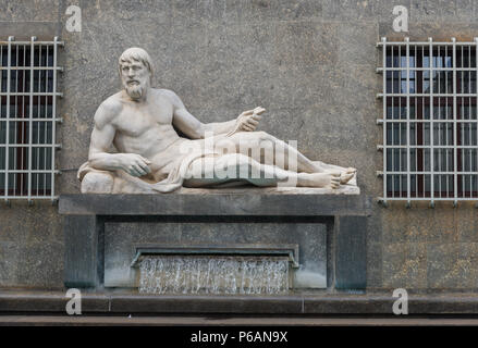 Turin, Piémont, Italie, 16 juin 2018 : statue d'une fontaine représentant la rivière Po qui baigne Turin Banque D'Images