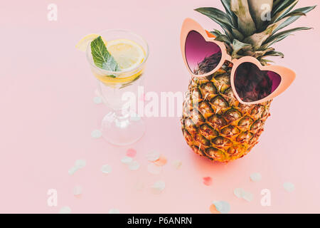 Vacances d'été et en partie dans l'ananas élégant. concept lunettes roses et mojito cocktail verre sur papier rose très tendance de fond avec l'espace de confettis. Banque D'Images