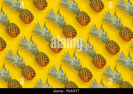 Motif ananas ananas. Beaucoup de jaune vif sur fond de papier, télévision à la mode d'été. laïcs concept Banque D'Images