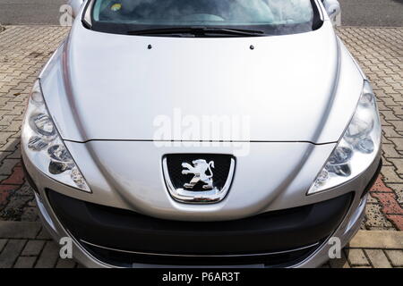 PRAGUE, RÉPUBLIQUE TCHÈQUE - le 29 mars 2018 : Peugeot logo de l'entreprise silver car le 29 mars 2018 à Prague, République tchèque. Banque D'Images