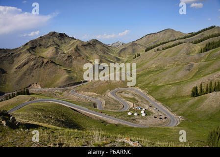 Yourtes kazakhes près du lac Sayram, Xinjiang, Chine Banque D'Images