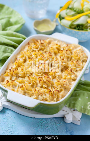 Cocotte au saumon, pommes de terre, asperges, petits pois et sauce crémeuse Banque D'Images