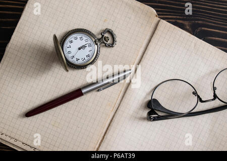 Old vintage diary livre sur table en bois, d'en haut Banque D'Images