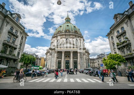 Copenhague, Danemark - 23 juin, 2018. L'entrée de l'église de Frederik, populairement connu comme l'église de marbre au cœur de Copenhague. (Photo crédit : Gonzales Photo - Kim M. Leland). Banque D'Images