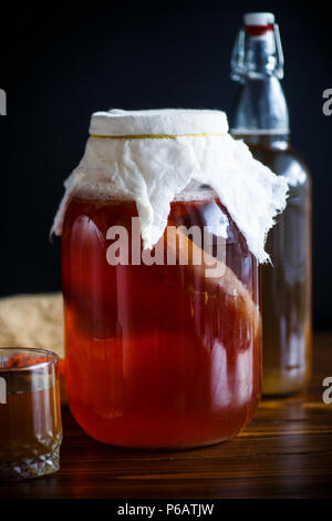 Champignons de thé dans un bocal en verre avec plateau Banque D'Images
