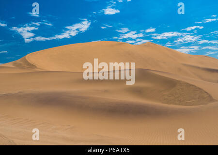 Dune 7, une très grande zone de dunes de sable à l'edbge du désert du Namib près de la ville portuaire de Walvis Bay, Namib-Naukluft National Park, la Namibie. Banque D'Images