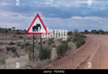 Sur la route dans le nord-ouest de la Namibie, entre le massif et Twyfelfontain Branderg Banque D'Images