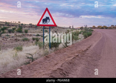 Sur la route dans le nord-ouest de la Namibie, entre le massif et Twyfelfontain Branderg Banque D'Images