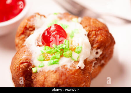 Sfincia di San Giuseppe, pâtisserie sicilienne typique à base de ricotta Banque D'Images