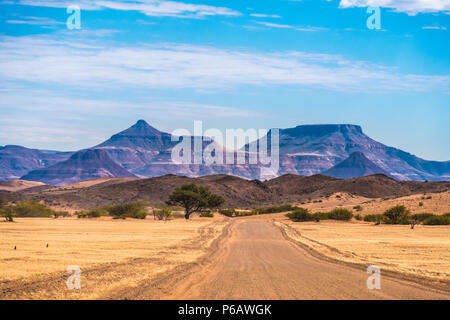 Sur la route vers Khorixas dans la région de Kunene le nord de la Namibie. Banque D'Images