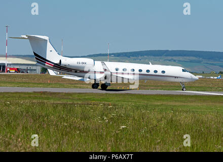 Gulfstream 550 bimoteurs Twin Jet d'affaires à réaction Net Europe/ Approche à l'atterrissage à Inverness Dalcross aéroport dans les Highlands écossais. Banque D'Images